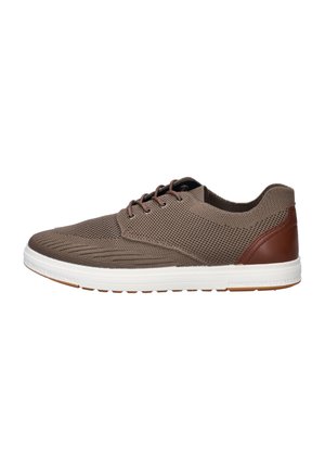 Brauner Netz-Schnürsneaker mit weißer Sohle und braunem Lederabsatz, von der Seite auf weißem Hintergrund dargestellt.