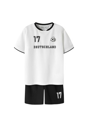 Hvid fodboldtrøje med sort krave og kant, "17" og "DEUTSCHLAND" foran, matchende sorte shorts med "17" på venstre ben.