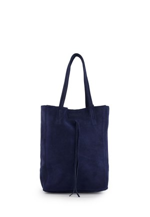 Sac fourre-tout en daim bleu marine avec deux bretelles d'épaule et un cordon coulissant au centre à l'avant, présenté debout sur un fond blanc.