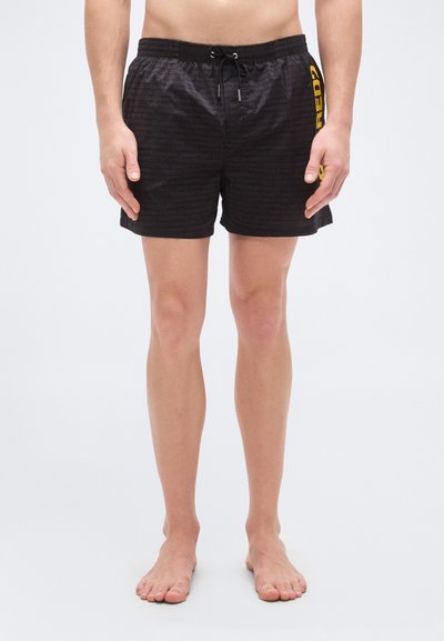 Shorts de bain noirs avec un motif texturé, taille élastique et cordon de serrage. Présentent un accent de logo jaune sur le côté.