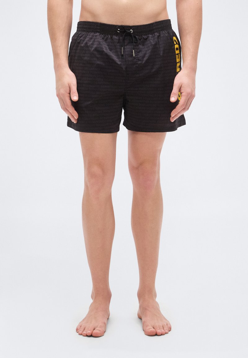 Μαύρα μαγιό βερμούδα με υφή, ελαστική μέση και κορδόνι ρύθμισης. Διαθέτει κίτρινο λογότυπο στο πλάι.