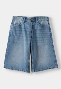 Ljusblå denimshorts med lös passform, med knappgylf, fem fickor och fransiga kanter nertill.