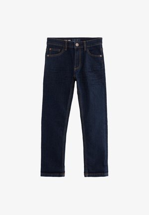 Ciemnoniebieskie jeansy z denimu z przednimi kieszeniami, szlufkami na pasek, zapięciem na guziki i kontrastującymi szwami, pokazane na płasko na białym tle.