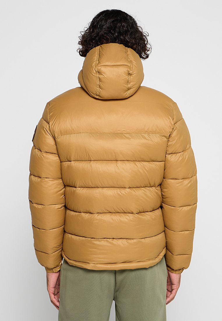 Giacca a vento marrone con cappuccio, caratterizzata da baffi orizzontali, texture liscia e design aderente. Include un dettaglio con logo sulla manica.