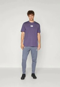 adidas Performance MANCHESTER UNITED SEASONAL GRAPHIC T-SHIRT - Μπλουζάκι με στάμπα - trace purple