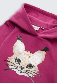 Fuchsia Kapuzenpullover mit einem mit Pailletten verzierten Katzenkopf-Design, das große Ohren, detaillierte Augen und gestickte Schnurrhaare aufweist. Glatter Stoff.
