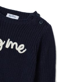Maglione a maglia blu navy con texture a coste, caratterizzato da un design ricamato bianco con la scritta "me" e due bottoni scuri sulla spalla.