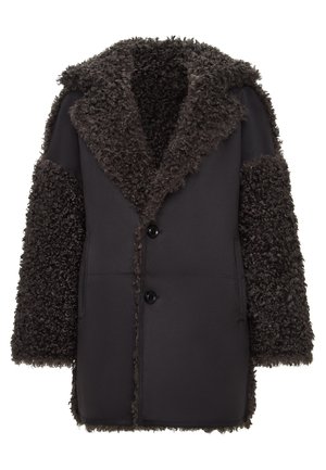 Zwarte en donkerbruine jas met een gestructureerde, shaggy faux fur kraag en mouwen, een effen lijf en een knoopsluiting aan de voorkant.
