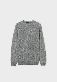 Maglione grigio a maglia con tessuto testurizzato, dotato di maniche lunghe e scollatura rotonda. Presentato su uno sfondo neutro.