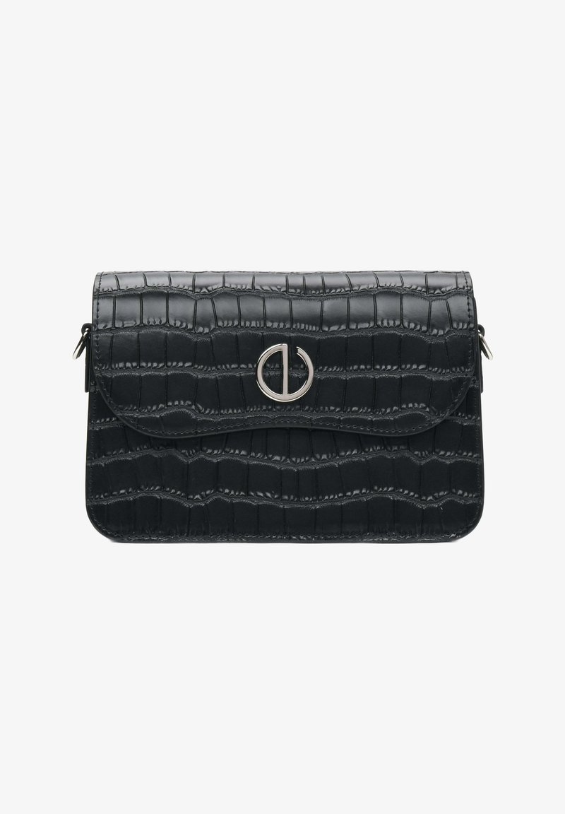 Zwarte faux leren clutch met een krokodillenstructuur, voorzien van een zilveren ronde sluiting en een klep sluiting. Compact rechthoekige vorm.