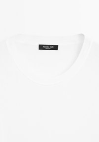 Hvid bomulds t-shirt med rund halsudskæring, der har et sort label med teksten "Massimo Dutti." Glat tekstur, enkelt design, ingen mønstre.