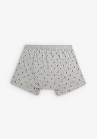 Boxers grises con un patrón de calaveras negras repetido, hechos de una tela suave, con una cinturilla elástica y un diseño de corte clásico.