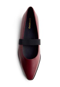 Chaussure plate en cuir bordeaux avec un bout pointu, une sangle noire élastique autour du milieu du pied, et une semelle noire texturée. Marque GIOSEPPO à l'intérieur.