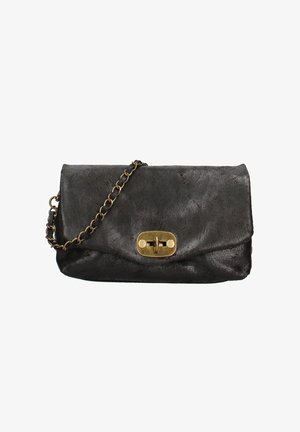 Pochette en cuir noir avec une finition texturée, quincaillerie dorée et bandoulière en chaîne. Présente un fermoir métallique à l'avant.
