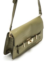 Bolso de mano de cuero sintético verde oliva con textura de cocodrilo, herrajes dorados, cierre magnético y una correa para el hombro desmontable.