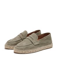 Mocasines de ante en verde apagado con un superior cosido, costura decorativa y una entresuela trenzada de yute. Forro de cuero y suela de goma plana.