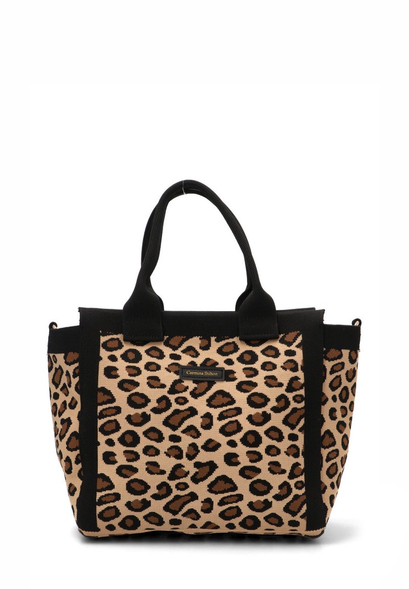 Bolso de tote con estampado de leopardo y detalles en negro, material de tela, asas dobles y forma rectangular. Presenta una placa de logo en la parte frontal.
