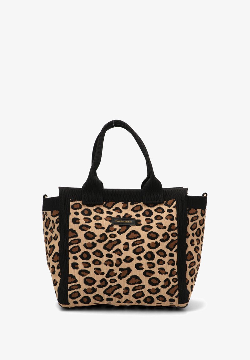 Bolso de tote con estampado de leopardo y detalles en negro, material de tela, asas dobles y forma rectangular. Presenta una placa de logo en la parte frontal.