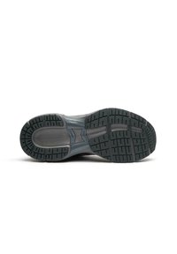 Sole di una scarpa da running con una suola in gomma nera testurizzata, dotata di un intersuola grigia e battistrada decorato per una migliore trazione.