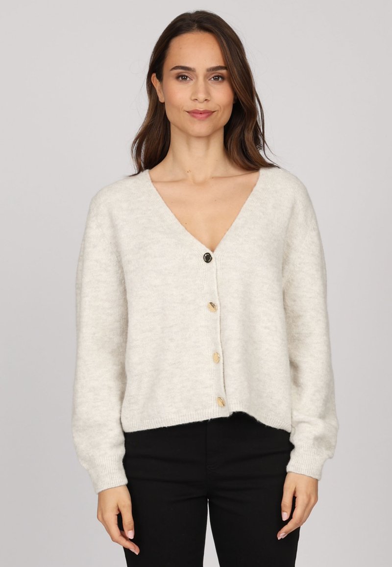 Cardigan gris clair avec un décolleté en V, des manches longues et cinq boutons en bois sur le devant. Fabriqué en tissu doux et texturé.