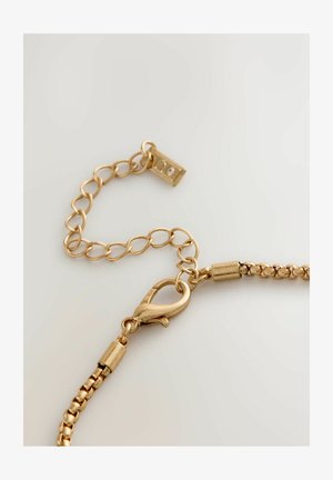 Goldene Kette mit einem strukturierten Gliederdesign, ausgestattet mit einem Karabinerverschluss und einem kleinen rechteckigen Hardwaredetail. Glatte Oberfläche, metallischer Glanz.