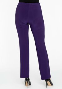 Paarse rekbare broek met een gladde textuur, voorzien van een aansluitende tailleband en een rechte pijp, gecombineerd met zwarte hoge hakken.