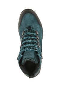 Stivale da trekking in suede teal con accenti neri. Caratterizza sezioni in rete, occhielli rinforzati e lacci blu. Collo imbottito per il comfort.