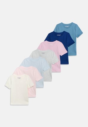 Syv pænt arrangerede ensfarvede t-shirts med korte ærmer i hvid, lyserød, lyseblå, grå, pink, navy og blå nuancer.
