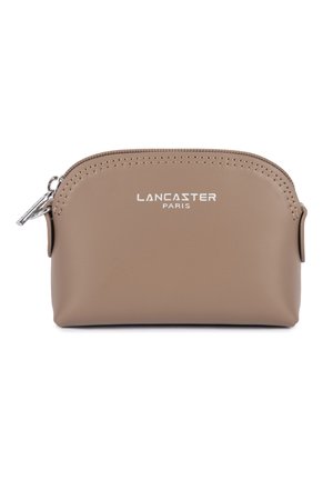 Petite pochette en cuir taupe avec fermeture éclair argentée et logo "Lancaster Paris" centré sur le devant.