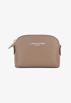 Petite pochette en cuir taupe avec fermeture éclair argentée et logo "Lancaster Paris" centré sur le devant.