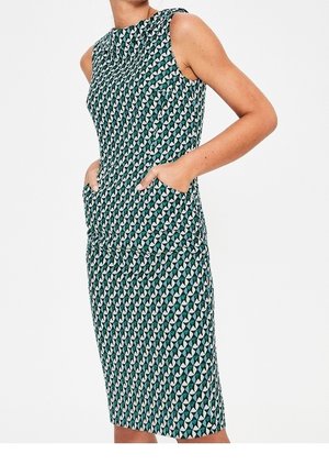 Robe sans manches avec un motif géométrique en vert, blanc et bleu, dotée de poches latérales et d'une silhouette ajustée. Texture de tissu lisse.