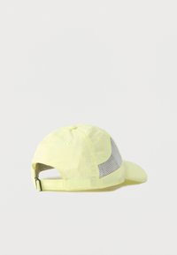 Νεόν κίτρινο καπέλο με κυρτή ρίγα και πλεκτή πλάτη. Διαθέτει ρυθμιζόμενο λουράκι και οπές αερισμού για καλύτερη διαπνοή. Ελαφρύ υλικό.