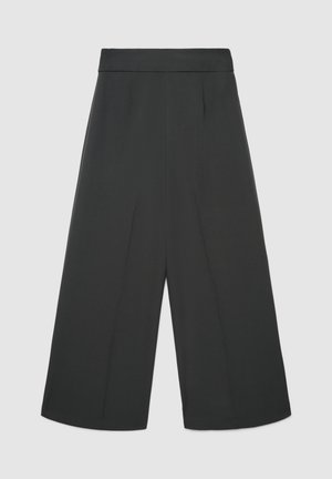 Pantaloni neri a gamba larga con una texture liscia, caratterizzati da una vita alta e due pieghe anteriori. Realizzati in tessuto leggero per il massimo comfort.