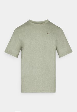 Kortermet t-skjorte med rund hals i lys olivengrønn, laget av mykt stoff; har en liten svart Nike-logo på brystet.