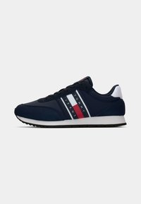 Sneaker blu navy con strisce bianche e rosse, dotate di suola in gomma, design con lacci e marchio sul lato. Esterno in tessuto liscio.