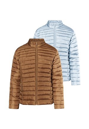Deux vestes matelassées avec col montant et fermetures éclair frontales, une marron et une bleu clair, exposées sur un fond blanc uni.