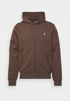 Sweat à capuche marron zippé avec poches avant, capuche à cordon et petit logo blanc sur la poitrine.