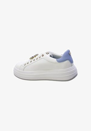 Sneaker bianca con design low-top, dettagli azzurri e hardware decorativo. Suola spessa in piattaforma e texture in pelle liscia.