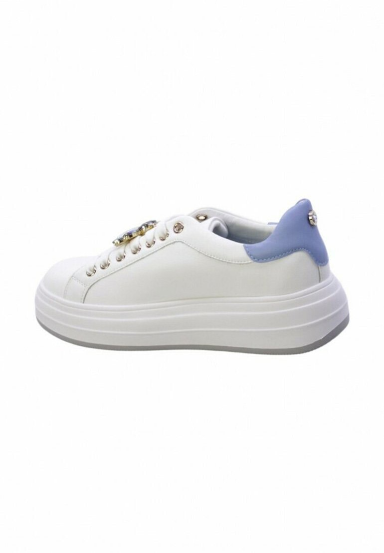 Sneaker bianca con design low-top, dettagli azzurri e hardware decorativo. Suola spessa in piattaforma e texture in pelle liscia.