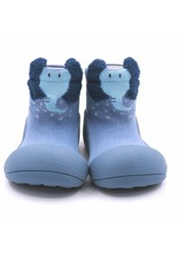 Botines infantiles azules con un upper suave y texturizado que presenta un diseño de elefante azul claro y acentos en azul oscuro. Suelas de goma para un mejor agarre.