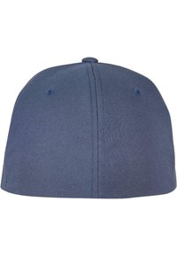 Căciulă ajustată de culoare albastru închis, cu un vârf rotunjit, textură netedă și fără logo sau embellishments vizibile. Vedere din spate arată detalii de coasere.