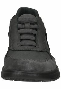 Scarpe sportive grigie caratterizzate da una combinazione di materiali lisci e testurizzati, lacci piatti e suole in gomma nere. Design semplice senza loghi visibili.