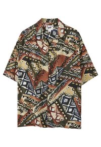 Camisa de manga corta con un colorido patrón abstracto geométrico en tonos tierra, con un corte relajado y diseño de cuello.