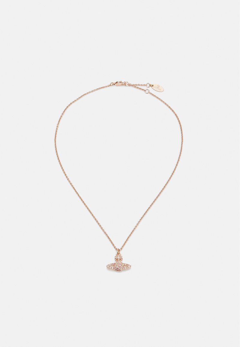 Collar de oro rosa con una delicada cadena y un colgante en forma de ala abstracta, adornado con brillantes piedras preciosas rosas.