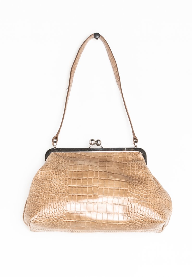 Sac à main en cuir marron clair à motif crocodile, avec fermoir métallique et bandoulière simple, posé sur un fond blanc.