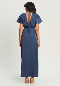Langes dunkelblaues Kleid mit kurzen, schwingenden Ärmeln, tailliertem Bund und tiefem V-Ausschnitt hinten. Hergestellt aus glattem Stoff mit fließender Form.