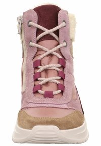 Calzature in tonalità di rosa e bordeaux, con tomaia in camoscio e tessuto, colletto peloso e suola in gomma con design lacciato.