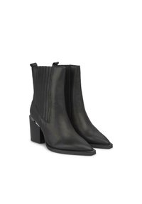 Botas de cuero negro hasta el tobillo con punteras puntiagudas, paneles laterales elásticos texturizados y un tacón cuadrado bloque. Acabado liso con un detalle minimalista.