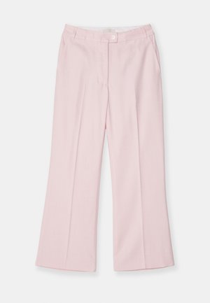 Pantalons larges rose clair avec un devant plat, dotés d'une fermeture à bouton unique et de poches latérales, fabriqués en tissu lisse.