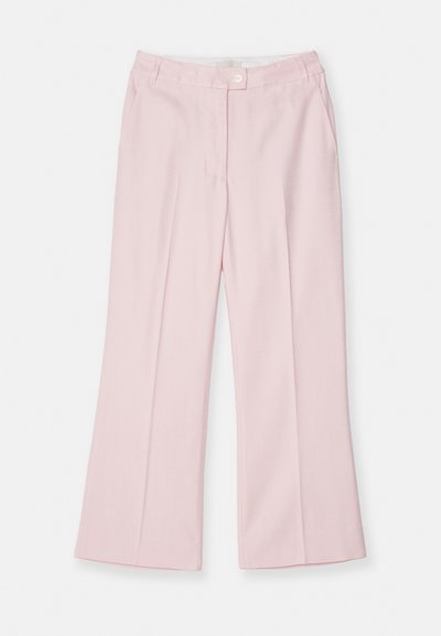 Svetlo roza, široke hlače z ravnim sprednjim delom, z enim gumbom za zapiranje in stranskimi žepi, izdelane iz gladkega materiala.